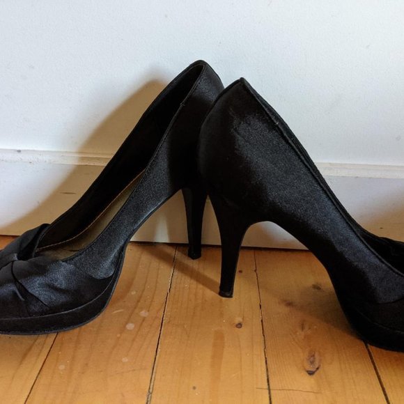 Black satin high heels - Picture 2 of 5